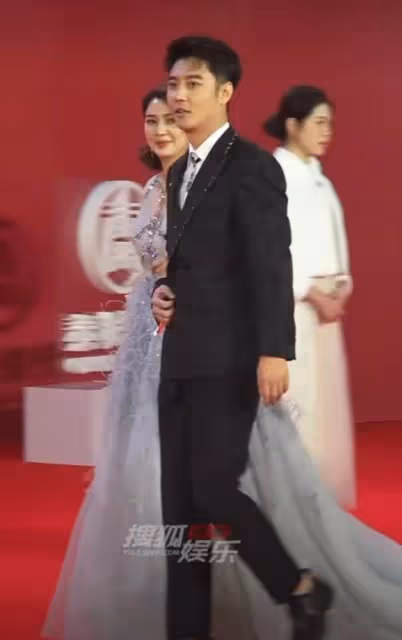 洪欣張丹峰挽手現身紅毯，女方發福法令紋明顯，被嘲貌合神離