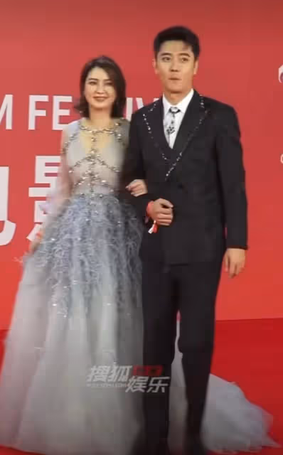 洪欣張丹峰挽手現身紅毯，女方發福法令紋明顯，被嘲貌合神離
