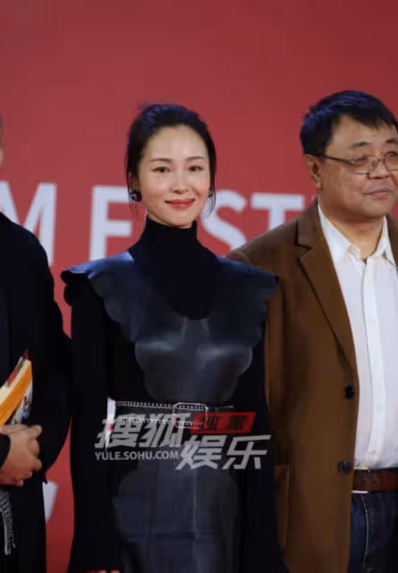洪欣張丹峰挽手現身紅毯，女方發福法令紋明顯，被嘲貌合神離