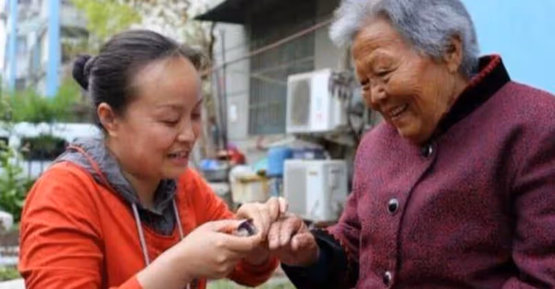 婆婆給兩個兒媳分財產，大兒媳悄悄替換，小兒媳回家後愣住了