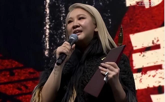 恭喜！鄭欣宜獲得兩項歌手大獎，手捧獎盃在台上激動落淚