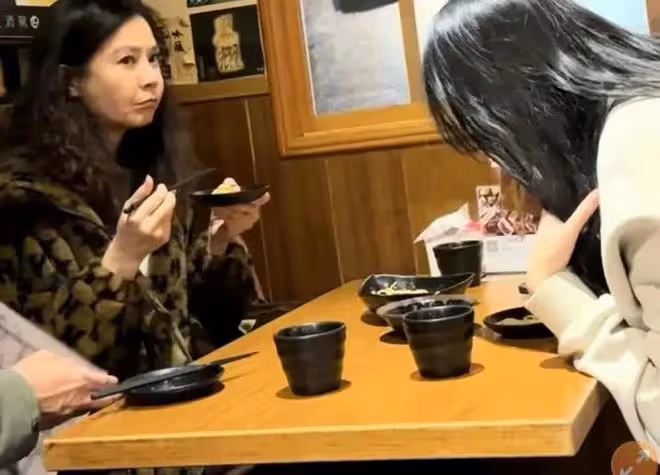 俞小凡一家就餐被偶遇！18歲女兒身材好，被老爸擔心太漂亮遭覬覦