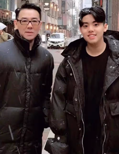 張智霖初戀一家三口迎新年！18歲兒子太像媽，55歲演員老公仍帥氣