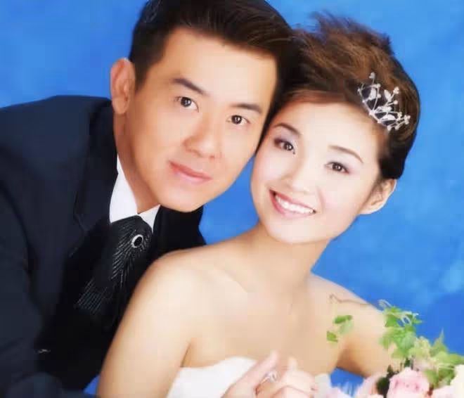 張智霖初戀一家三口迎新年！18歲兒子太像媽，55歲演員老公仍帥氣