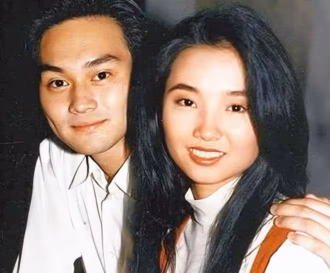 張智霖初戀一家三口迎新年！18歲兒子太像媽，55歲演員老公仍帥氣
