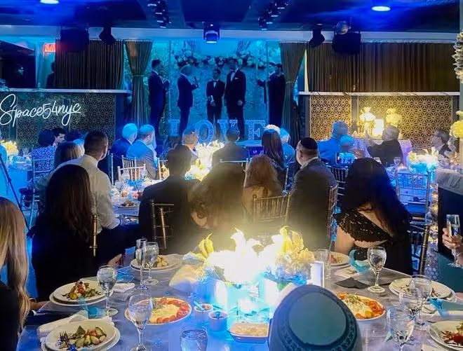 班傑明扮演者與同性結婚，當眾熱吻乖巧男友，二人把貓當作子女