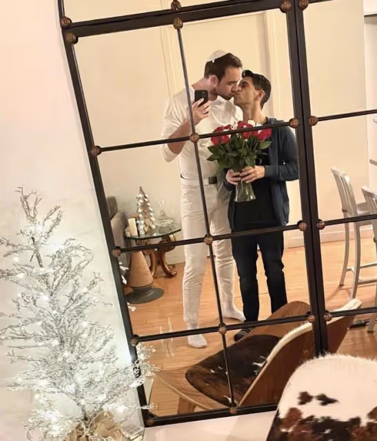 班傑明扮演者與同性結婚，當眾熱吻乖巧男友，二人把貓當作子女