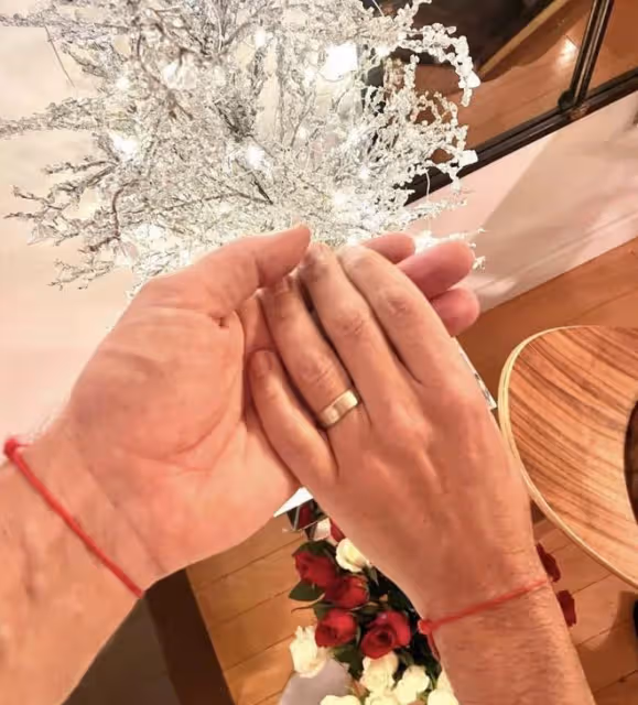 班傑明扮演者與同性結婚，當眾熱吻乖巧男友，二人把貓當作子女