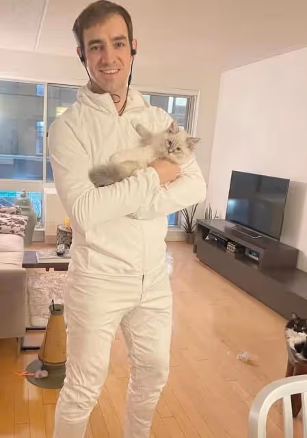 班傑明扮演者與同性結婚，當眾熱吻乖巧男友，二人把貓當作子女