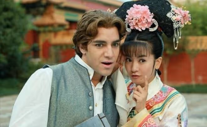 班傑明扮演者與同性結婚，當眾熱吻乖巧男友，二人把貓當作子女