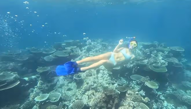 任晴佳慶祝18歲生日，馬爾地夫出海遊玩，豪華遊艇上玩自拍