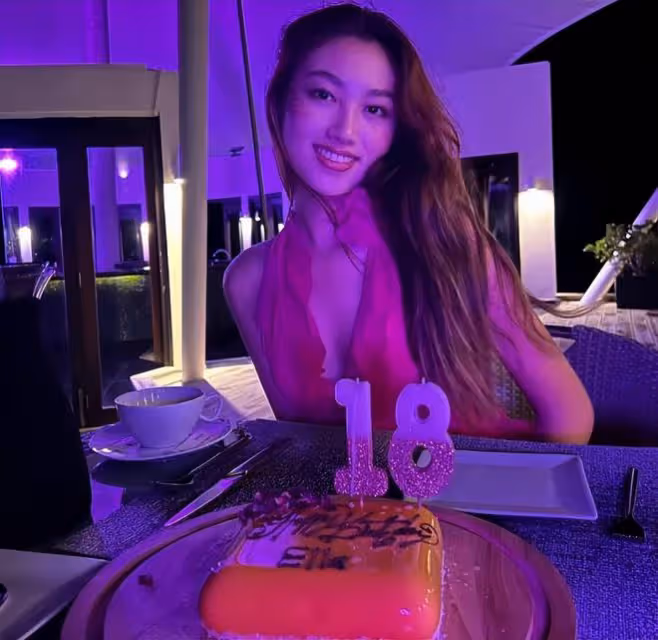 任晴佳慶祝18歲生日，馬爾地夫出海遊玩，豪華遊艇上玩自拍
