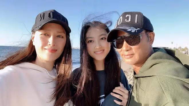 任晴佳慶祝18歲生日，馬爾地夫出海遊玩，豪華遊艇上玩自拍