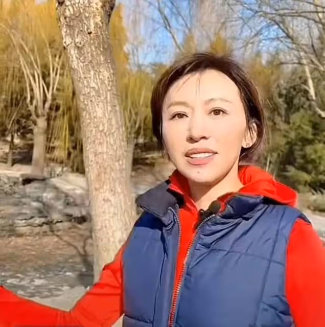 為照顧患癌母親從央視消失3年，歐陽夏丹首次露面，笑容如沐春風