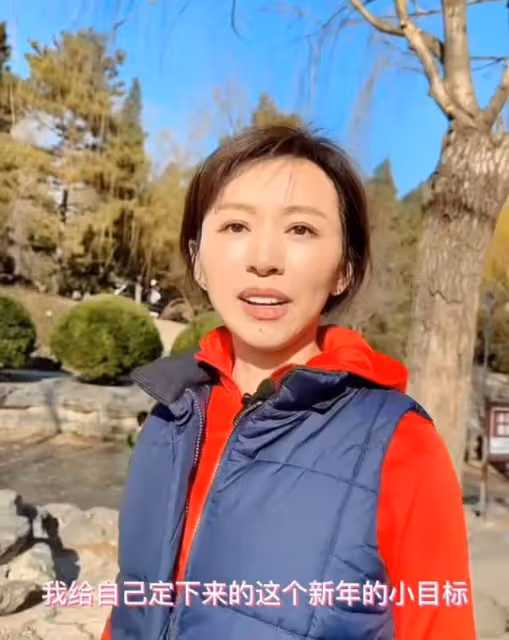 為照顧患癌母親從央視消失3年，歐陽夏丹首次露面，笑容如沐春風