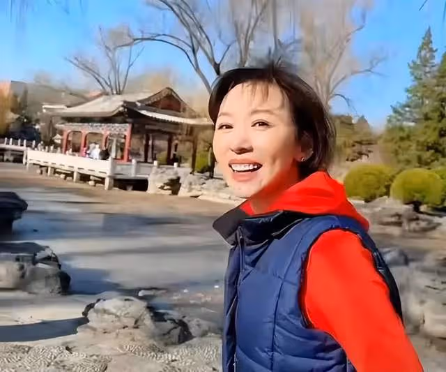 為照顧患癌母親從央視消失3年，歐陽夏丹首次露面，笑容如沐春風