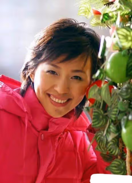 為照顧患癌母親從央視消失3年，歐陽夏丹首次露面，笑容如沐春風