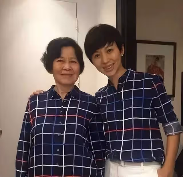 為照顧患癌母親從央視消失3年，歐陽夏丹首次露面，笑容如沐春風