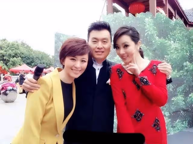 為照顧患癌母親從央視消失3年，歐陽夏丹首次露面，笑容如沐春風