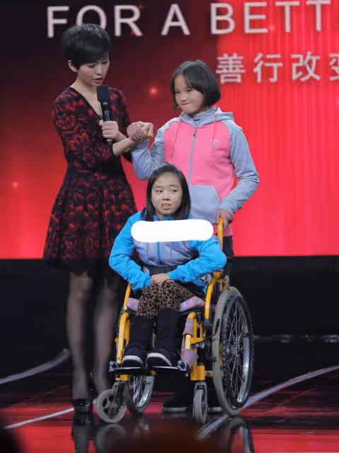 為照顧患癌母親從央視消失3年，歐陽夏丹首次露面，笑容如沐春風