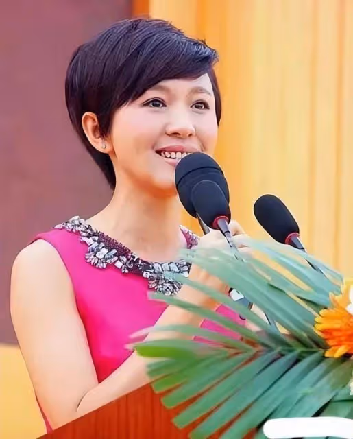 為照顧患癌母親從央視消失3年，歐陽夏丹首次露面，笑容如沐春風