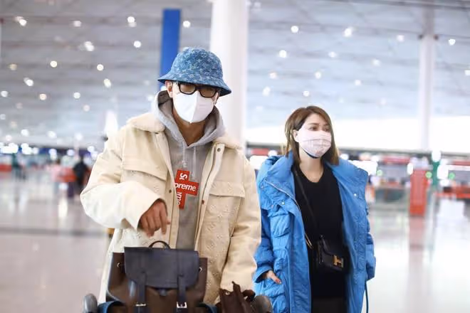 張丹峰洪欣夫婦現身機場，開心和媒體打招呼，感情未受風波影響
