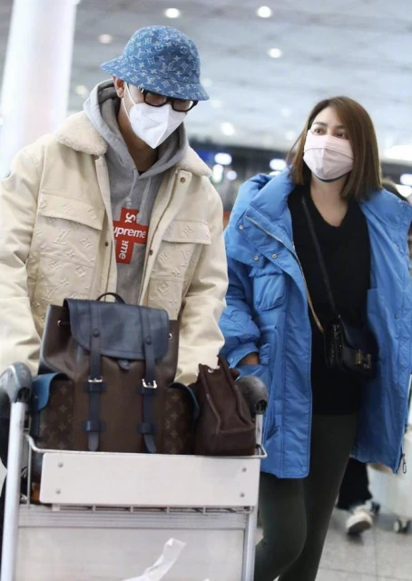 張丹峰洪欣夫婦現身機場，開心和媒體打招呼，感情未受風波影響