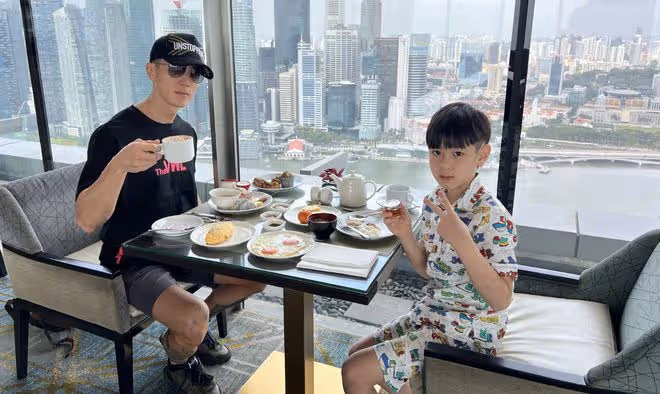 吳尊帶兒女拍雜誌封面，12歲NeiNei身高直追爸爸，父女同框像兄妹