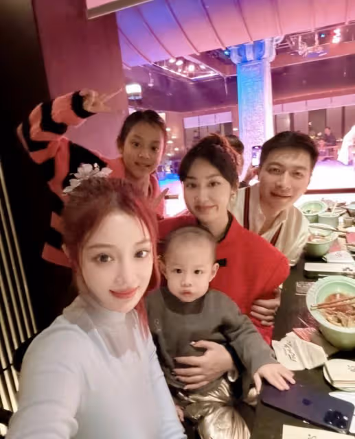 李小璐帶甜馨參加聚會，其父母也罕見出鏡，66歲張偉欣慈祥優雅