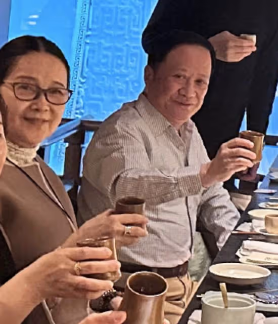 李小璐帶甜馨參加聚會，其父母也罕見出鏡，66歲張偉欣慈祥優雅