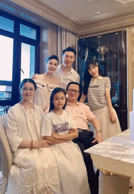 李小璐帶甜馨參加聚會，其父母也罕見出鏡，66歲張偉欣慈祥優雅