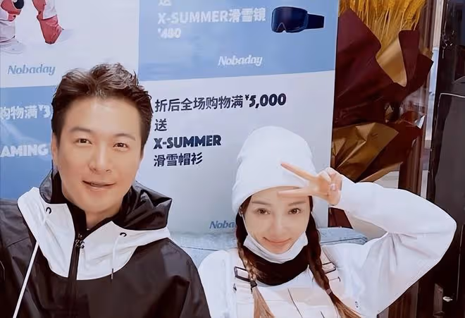 李小璐帶甜馨參加聚會，其父母也罕見出鏡，66歲張偉欣慈祥優雅