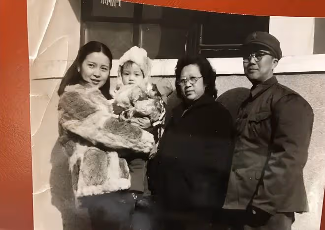 李小璐帶甜馨參加聚會，其父母也罕見出鏡，66歲張偉欣慈祥優雅