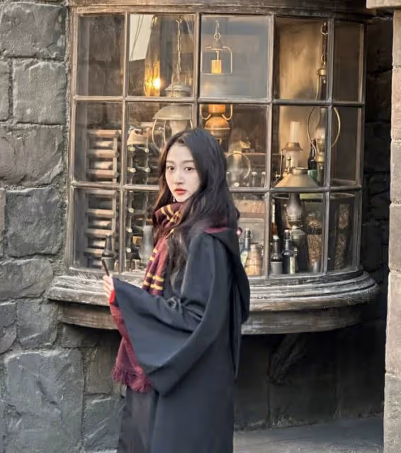 關曉彤現身環球影城，路人鏡頭下青春活潑，又蹦又跳顏值超能打