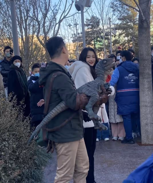 關曉彤現身環球影城，路人鏡頭下青春活潑，又蹦又跳顏值超能打