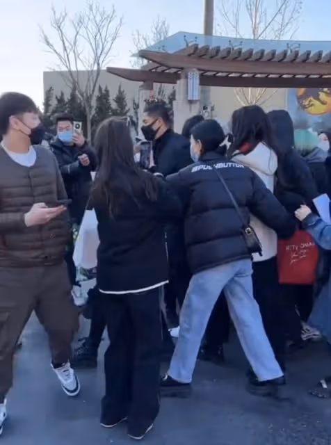 關曉彤現身環球影城，路人鏡頭下青春活潑，又蹦又跳顏值超能打