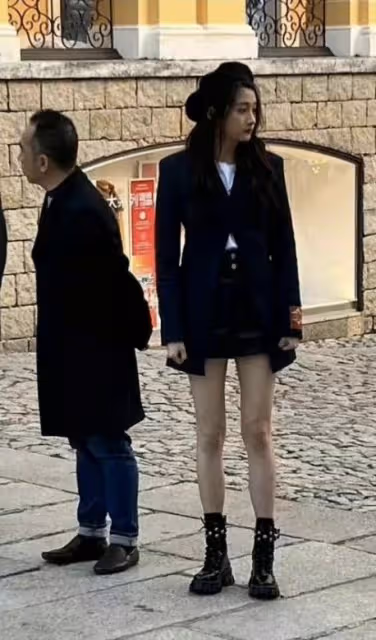 關曉彤現身環球影城，路人鏡頭下青春活潑，又蹦又跳顏值超能打