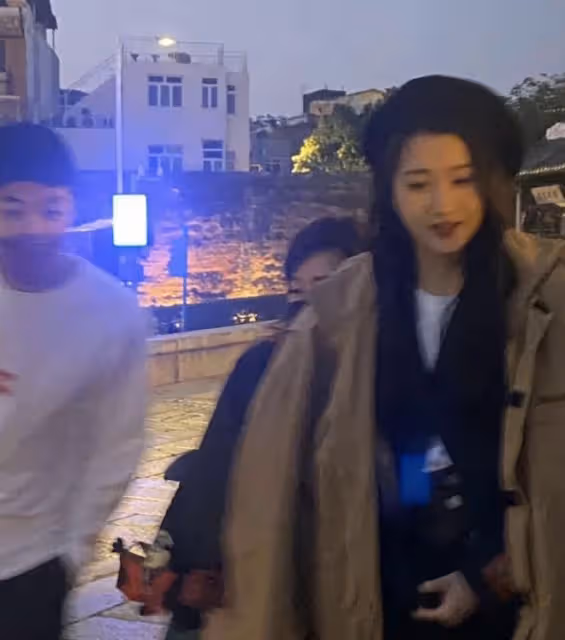 關曉彤現身環球影城，路人鏡頭下青春活潑，又蹦又跳顏值超能打