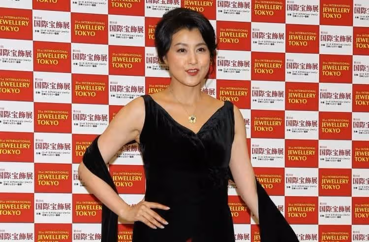 「51歲藤原紀香」素顏狀態好驚人，性感女神年齡封凍，健身曲線超優越，年過半百還是萬人迷