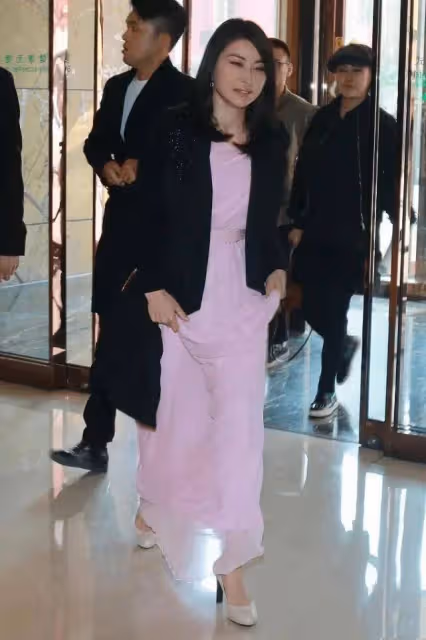 「跳水女皇」郭晶晶穿粉裙不忘闊太身份，外搭一件開衫，以為會翻車卻意外驚艷