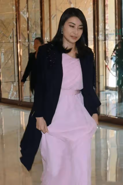 「跳水女皇」郭晶晶穿粉裙不忘闊太身份，外搭一件開衫，以為會翻車卻意外驚艷