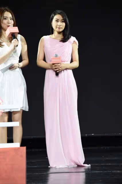 「跳水女皇」郭晶晶穿粉裙不忘闊太身份，外搭一件開衫，以為會翻車卻意外驚艷