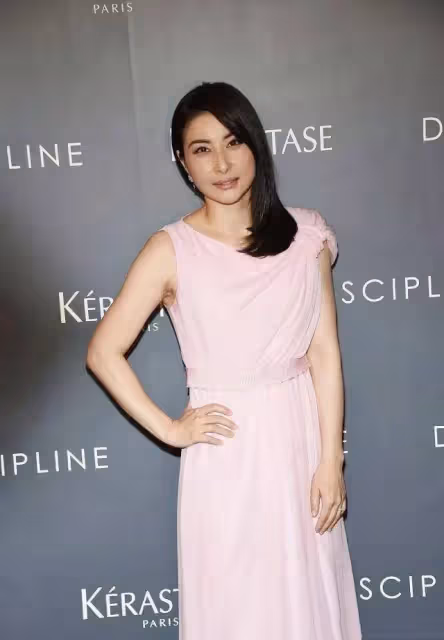 「跳水女皇」郭晶晶穿粉裙不忘闊太身份，外搭一件開衫，以為會翻車卻意外驚艷