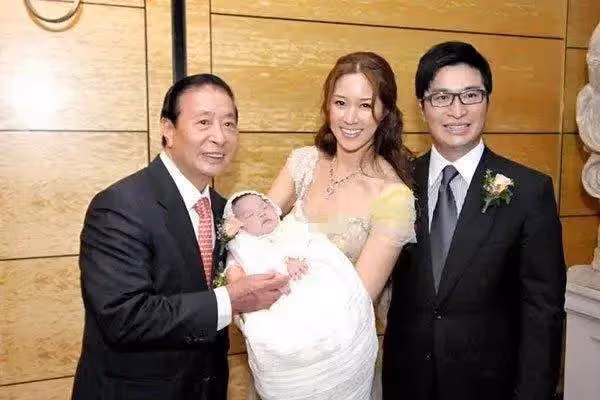 「千億兒媳」徐子淇穿抹胸裙大秀身材，同框發哥發嫂，穩居C位，網友：真的嫁對了
