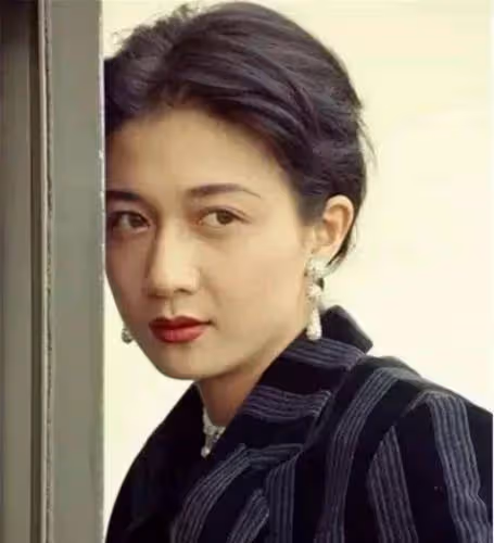 吳綺莉「阿媽」對自己真狠，49歲還敢挑戰抹胸裙，一彎腰大秀凹凸身材，網：不愧是龍哥看上的女人