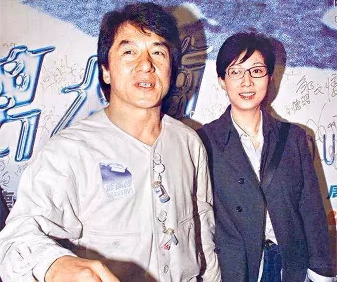 吳綺莉「阿媽」對自己真狠，49歲還敢挑戰抹胸裙，一彎腰大秀凹凸身材，網：不愧是龍哥看上的女人