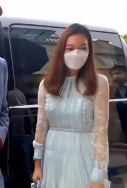 「闊太曾馨瑩」與72歲老公郭台銘同框，穿馬卡龍藍色薄紗裙，氣質甜美像少女