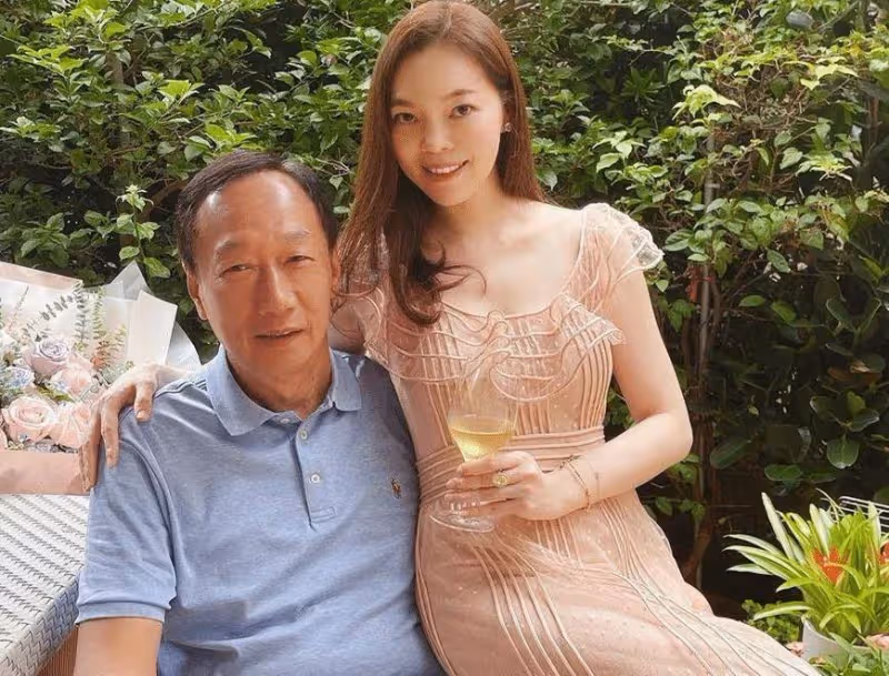 「闊太曾馨瑩」與72歲老公郭台銘同框，穿馬卡龍藍色薄紗裙，氣質甜美像少女