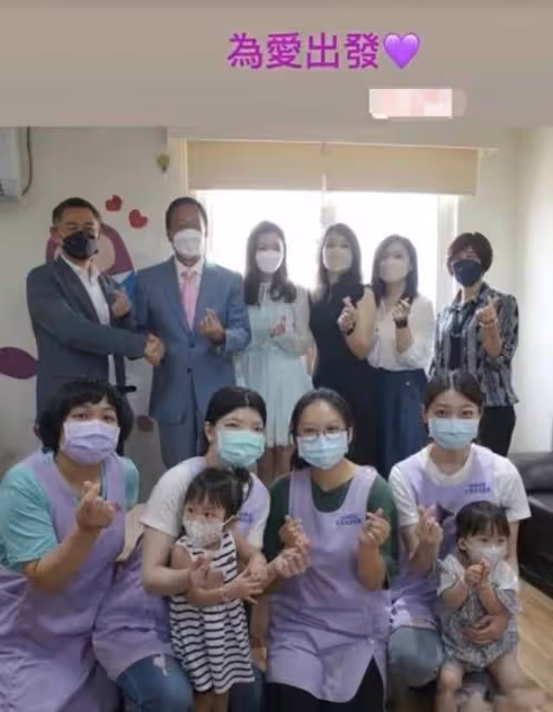 「闊太曾馨瑩」與72歲老公郭台銘同框，穿馬卡龍藍色薄紗裙，氣質甜美像少女
