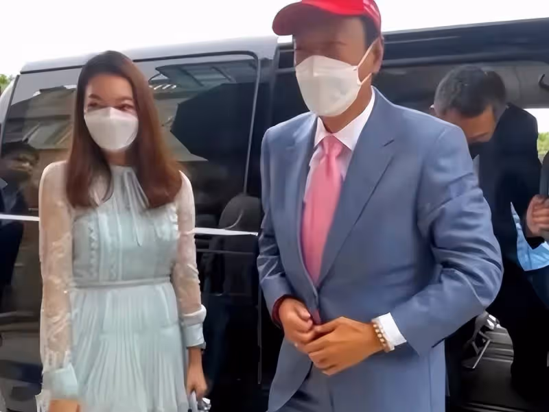 「闊太曾馨瑩」與72歲老公郭台銘同框，穿馬卡龍藍色薄紗裙，氣質甜美像少女